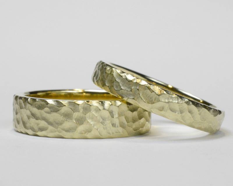 Trauringe/Eheringe Aus 8 Kt. Gelbgold | Trauringe Mit Struktur 4 Und 6 Mm Breit Personalisiert von SchmuckBatih