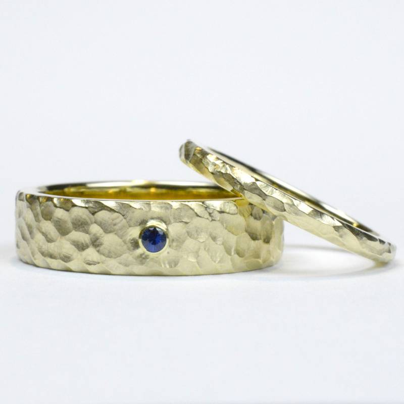 Trauringe/Eheringe Aus 8 Kt. Gelbgold | Trauringe Mit Struktur 6 Und 2 Mm Breit Saphir von SchmuckBatih