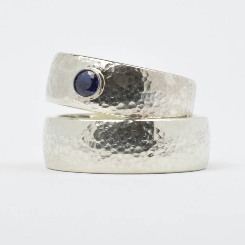 Trauringe/Eheringe Aus 8 Kt. Weißgold | Mm Breit Mit 4 Echter Saphir Blau Gehämmert von SchmuckBatih