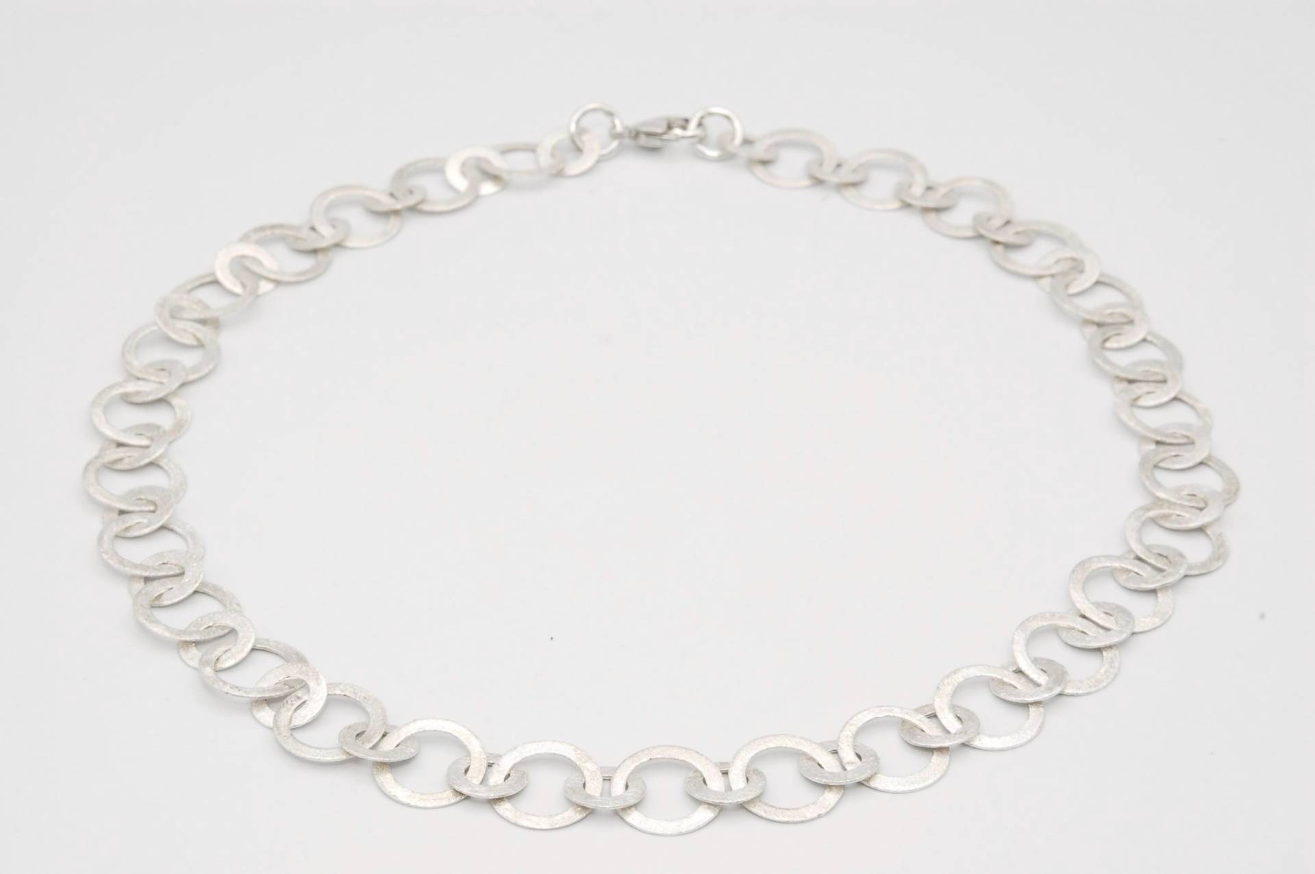 Handgefertigte Silberkette Aus 925Er Silber, Flache Runde Ösen, Mattiert, 47cm, Karabiner Verschluss von SchmuckByUteWichels