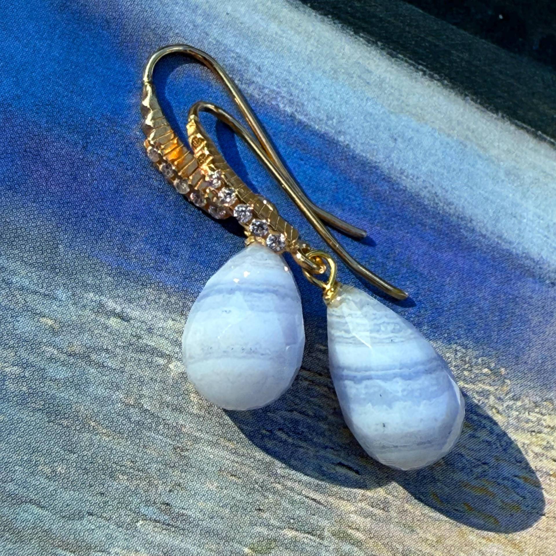 Vergoldete Ohrringe Mit Funkelnden Zirkonia Und Himmelblauen Chalcedon Pampeln, Unikat, Handemachter Schmuck von SchmuckByUteWichels