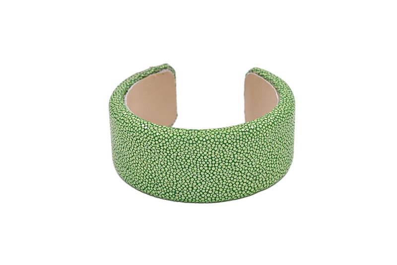 Rochenleder Armspange in Grün, Statement Armreif von SchmuckDesignByEmma
