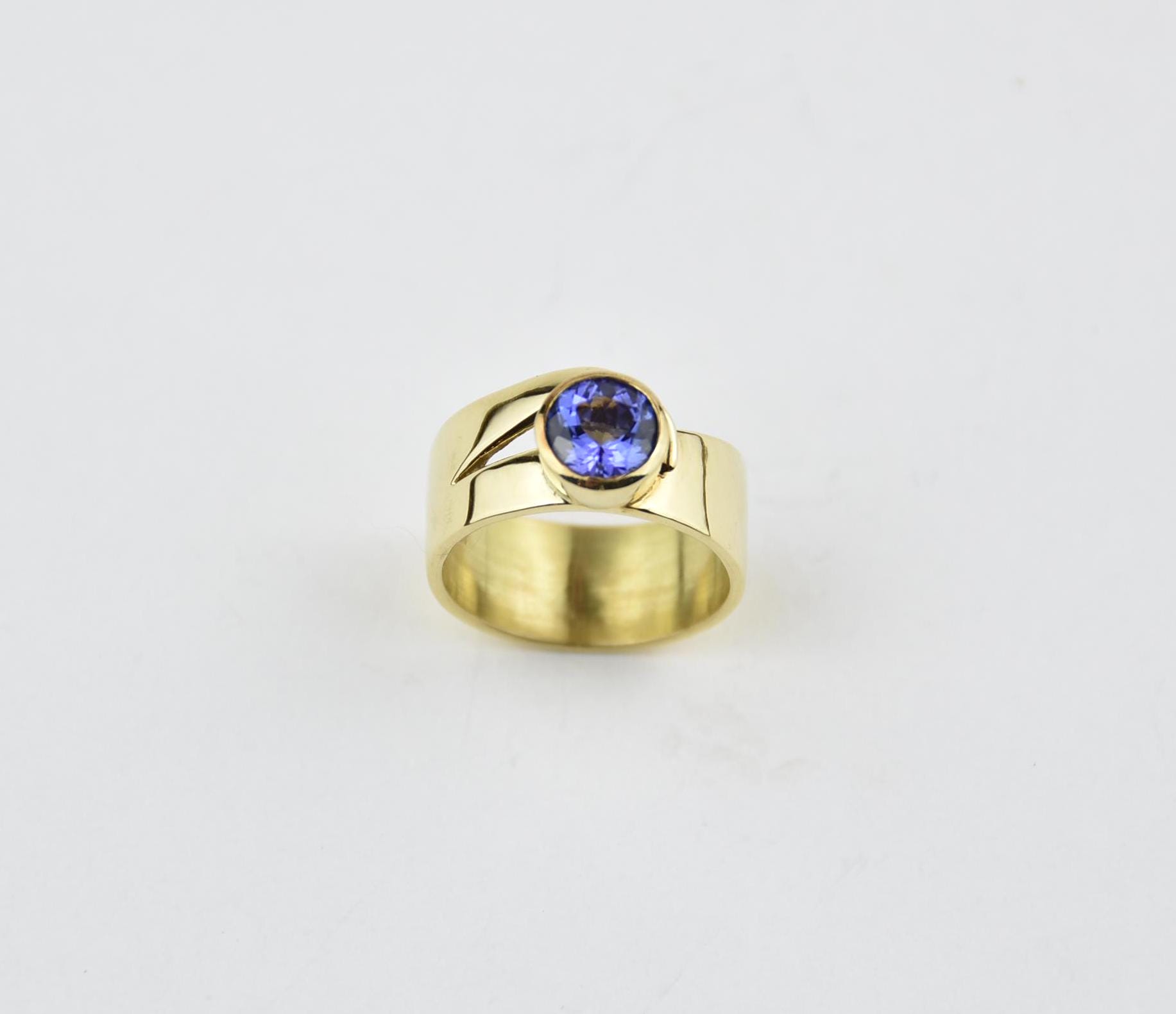 Gelbgoldring Mit Tansanit Gelbgoldring Mit Tansanit von SchmuckEitzenberger