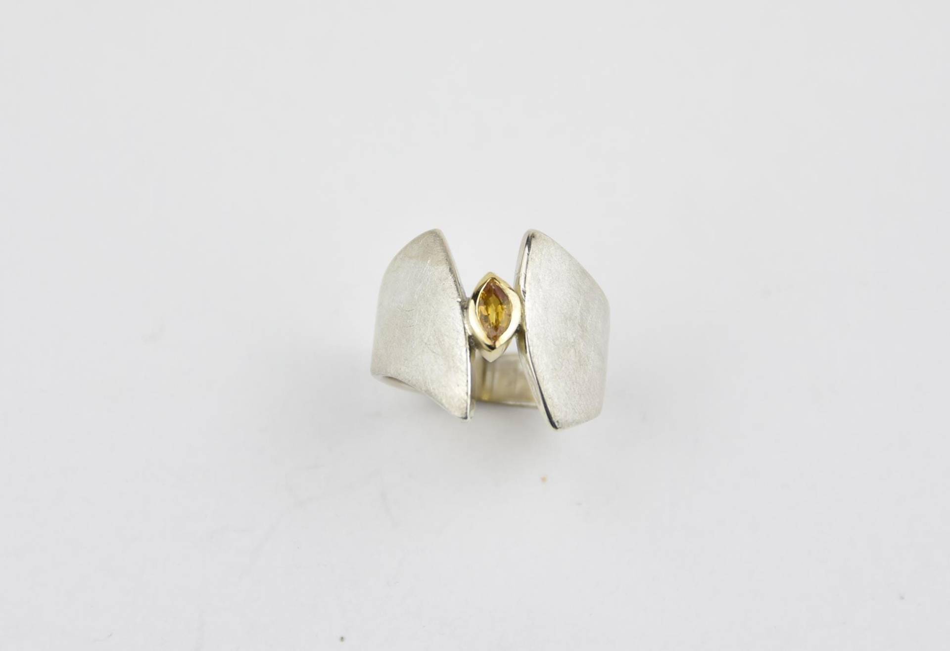 Ring Asymetrisch Mit Gelbem Safir Ring Asymetrisch Mit Gelbem Safir von SchmuckEitzenberger