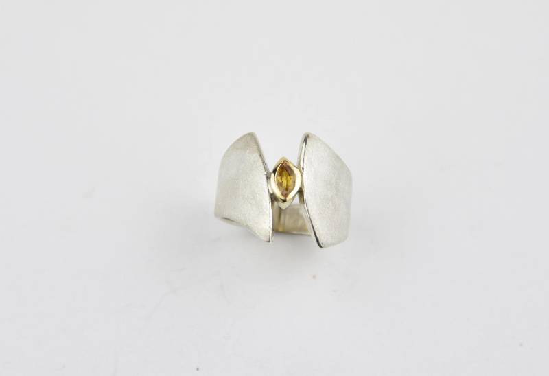 Ring Asymetrisch Mit Gelbem Safir Ring Asymetrisch Mit Gelbem Safir von SchmuckEitzenberger