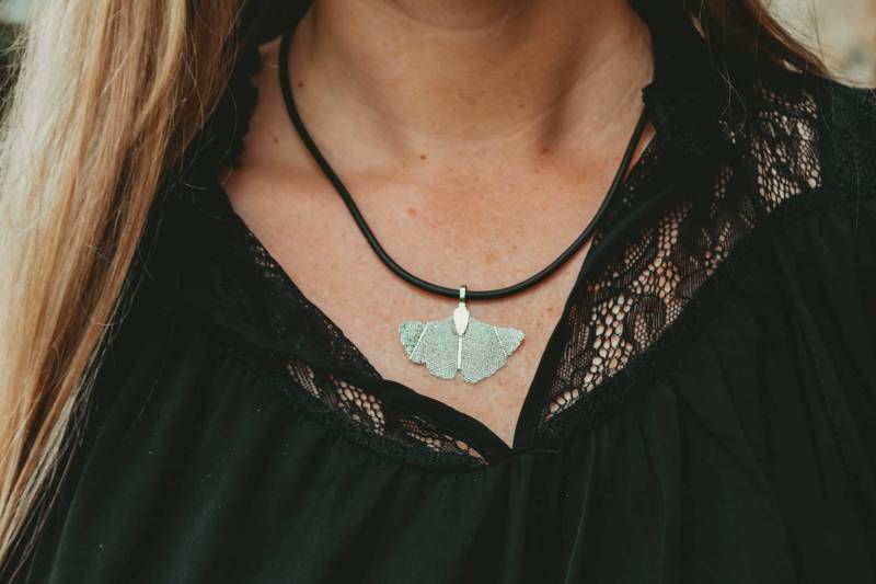 Ginkgo-Halskette in Hellgrün, Ginkgoblatt An Schwarzem Kautschukband, Filigranes, Plattiniertes, Echtes Blatt, Versand Aus Deutschland von SchmuckFeeGennev