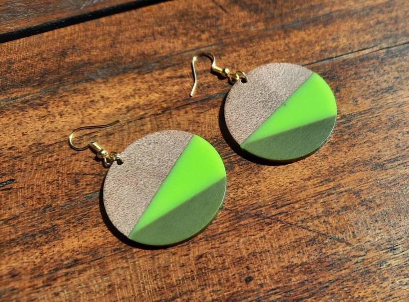Knallgrün-Grüne Ohrringe in Rund Mit Dreiecken Aus Walnussholz Und Kunstharz, Versand Deutschland, 6 cm, Leichte Holzohrringe Grün von SchmuckFeeGennev
