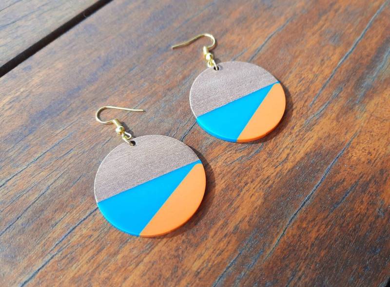 Runde Holzohrringe in Orange Und Blau Mit Dreiecksmuster, Die Ohrringe Bestehen Aus Walnussholz Kunstharz, Versand Deutschland, 6 cm von SchmuckFeeGennev