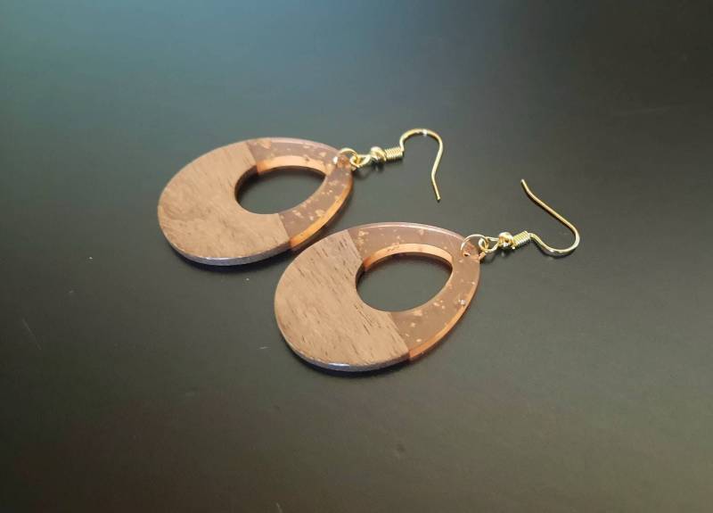 Orange-Glitzernde Holzohrringe, Tränenform Mit Loch Aus Echtem Walnussholz & Kunstharz, Individuelle Und Handgefertigte Hängeohrringe, 5 cm von SchmuckFeeGennev