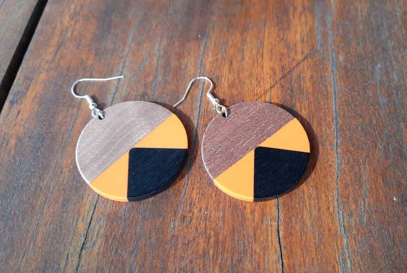Orange-Schwarze Holzohrringe in Runder Form Mit Dreiecken Aus Echtem Walnussholz Und Kunstharz, Versand Deutschland, 6 cm Groß, Leicht von SchmuckFeeGennev