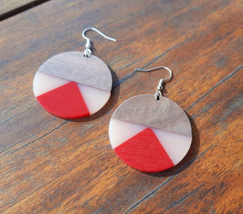 Rot-Weiße Holzohrringe in Runder Form Mit Drei Dreiecken Aus Echtem Walnussholz Und Rotem/ Weißem Kunstharz, Handarbeit, Deutschland, 6 cm Rot-Weiße Holzohrringe in Runder Form Mit Drei Dreiecken Aus Echtem Walnussholz Und Rotem/ Weißem Kunstharz, Handarbeit, Deutschland, 6 cm von SchmuckFeeGennev
