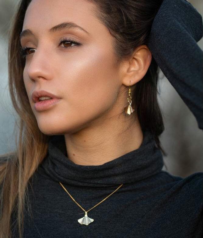 Schmuckset Mit Goldenem Ginkgoblatt, Vergoldete Hängeohrringe Und Halskette Filigranem Ginkgo Blatt, Gelbgold Vergoldet, Deutschland Schmuckset Mit Goldenem Ginkgoblatt, Vergoldete Hängeohrringe Und Halskette Filigranem Ginkgo Blatt, Gelbgold Vergoldet, Deutschland von SchmuckFeeGennev