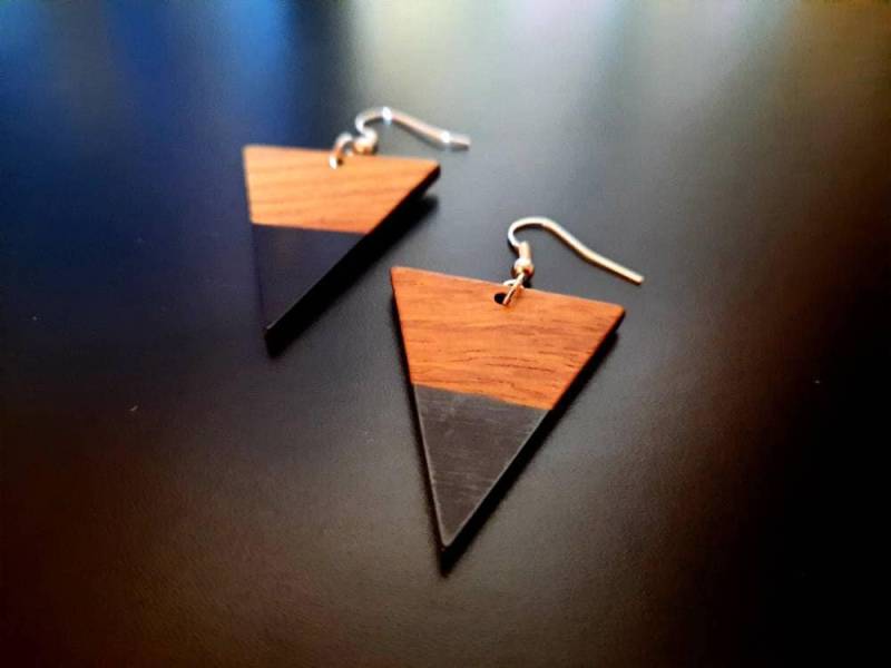Schwarz-Braune Holzohrringe in Form Von Dreiecken Mit Anhängern Aus Walnussholz Und Harz, Versand Deutschland, Leichte Ohrringe, 4 cm Schwarz-Braune Holzohrringe in Form Von Dreiecken Mit Anhängern Aus Walnussholz Und Harz, Versand Deutschland, Leichte Ohrringe, 4 cm von SchmuckFeeGennev
