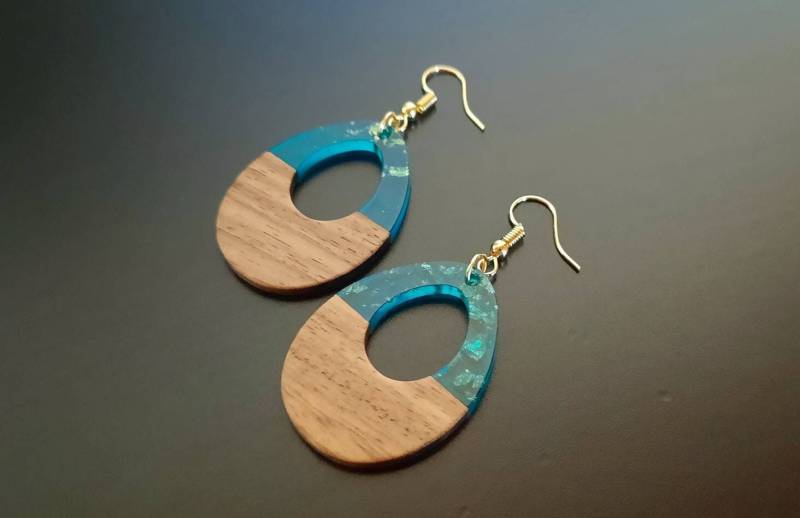 Türkis-Glitzernde Holzohrringe in Tränenform Mit Loch, Leichte Hängeohrringe Aus Echtem Holz Und Kunstharz, Versand Deutschland, 5 cm von SchmuckFeeGennev