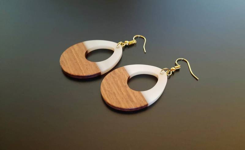 Weiß-Braune Holzohrringe in Tränenform Mit Loch Aus Echtem Walnussholz Und Kunstharz, Verschiedene Ohrhaken Zur Auswahl, 5 cm Lang, Leicht von SchmuckFeeGennev