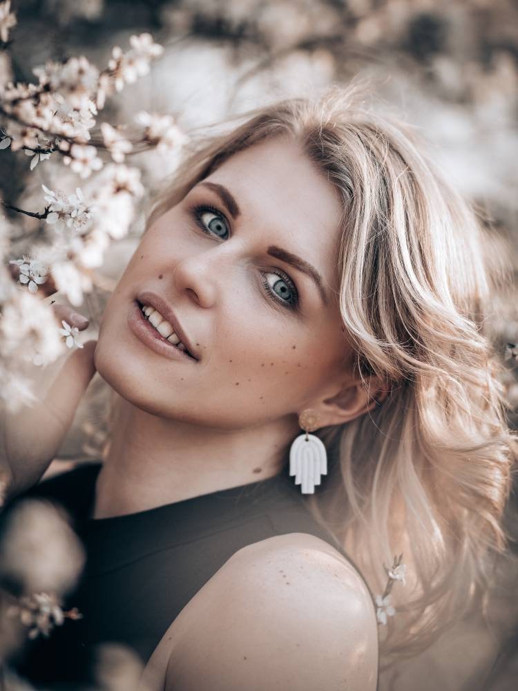 Weiße Polymerclay-Ohrringe, Aus Weißem Polymerclay Und Verschiedenen Goldenen Ohrsteckern, Handgefertigte Ohrringe Deutschland, 5 cm von SchmuckFeeGennev