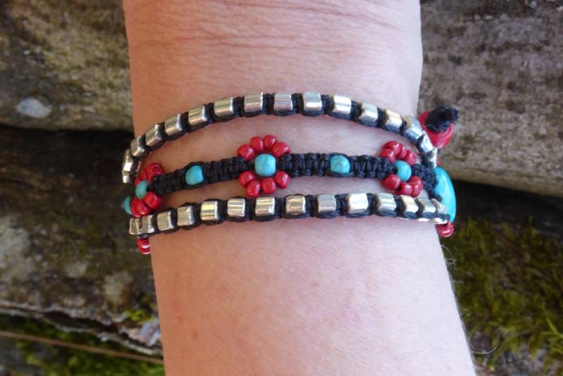 Dreisträngiges Makramee - Armband Mit Perlen von SchmuckForFun