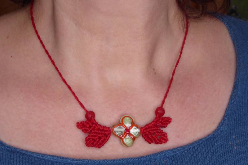 Halskette Mit Blume Und Roten Makramee-Blättern von SchmuckForFun