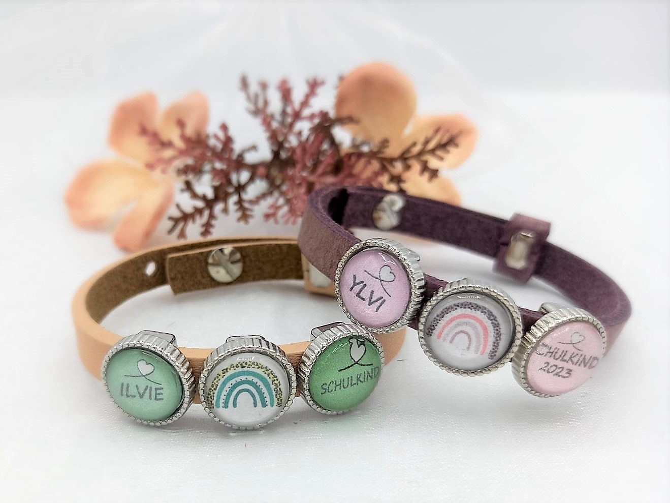 Namensgeschenk Schulanfang | Personalisiertes Lederarmband Einschulung Schulkind Regenbogen Name Einschulungs Geschenk Namensarmband von SchmuckKitchen