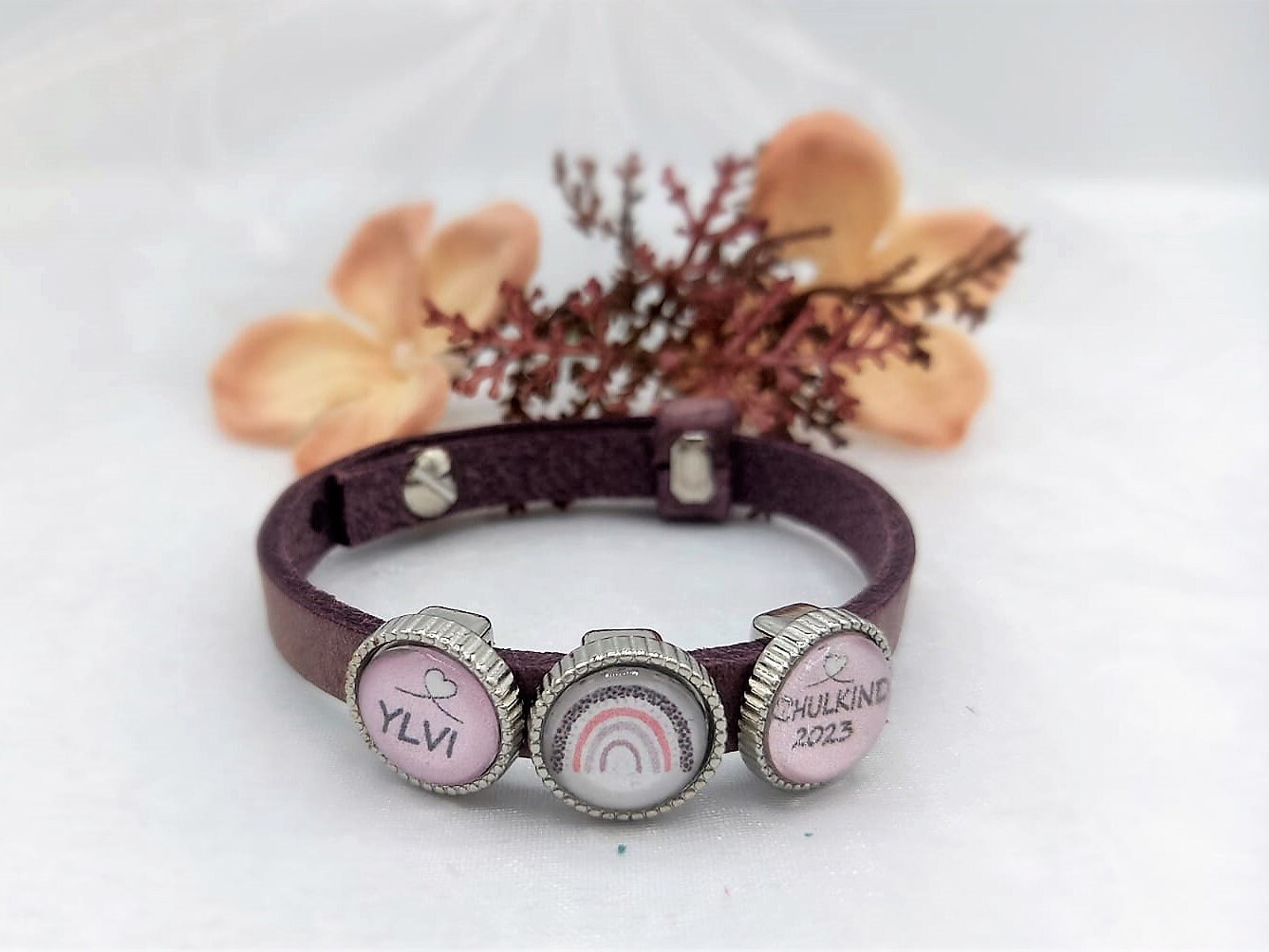 Namensgeschenk Schulanfang | Personalisiertes Lederarmband Einschulung Schulkind Regenbogen Name Einschulungs Geschenk Namensarmband von SchmuckKitchen