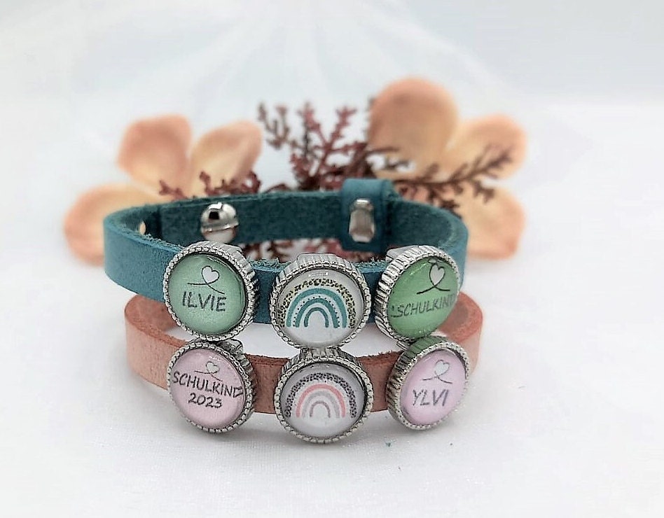 Namensgeschenk Schulanfang | Personalisiertes Lederarmband Einschulung Schulkind Regenbogen Name Einschulungs Geschenk Namensarmband von SchmuckKitchen