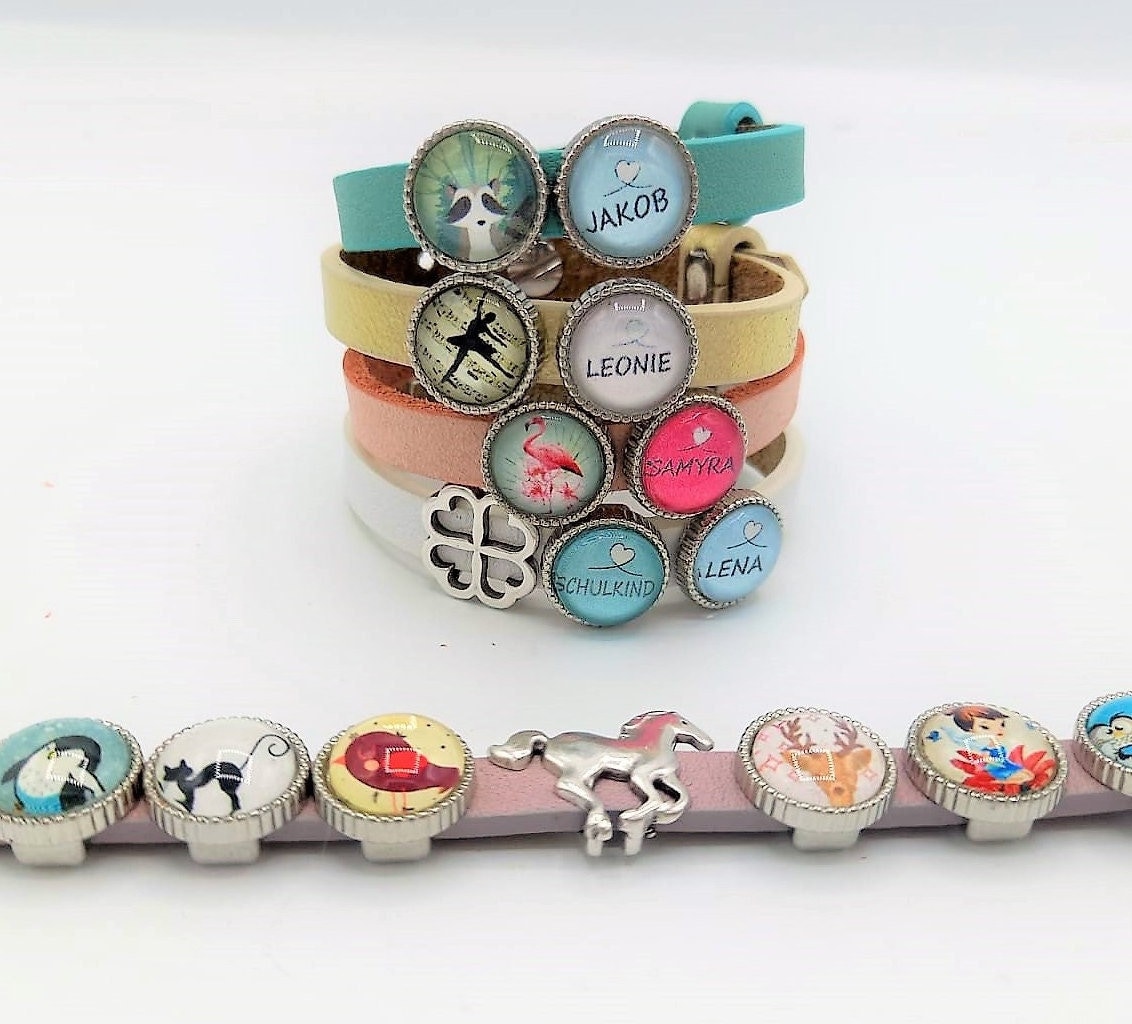 Personalisiertes Lederarmband Mit Wunschname | Freie Motivwahl Namensarmband Namensgeschenk Geburtstagsgeschenk Glücksbringerarmband Personalisiertes Lederarmband Mit Wunschname | Freie Motivwahl Namensarmband Namensgeschenk Geburtstagsgeschenk Glücksbringerarmband von SchmuckKitchen