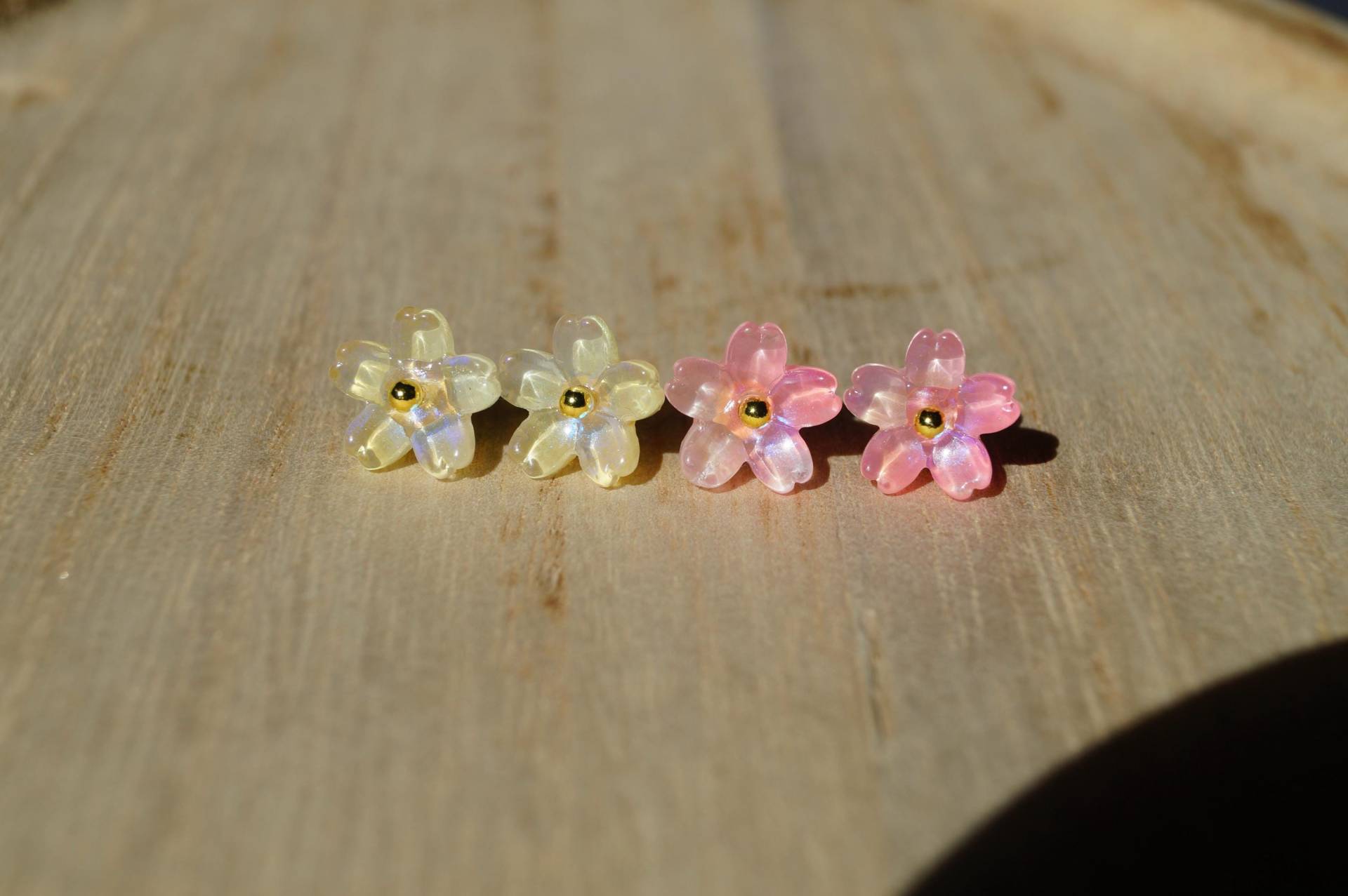 Süße Blüten Ohrstecker Aus Glas in Pastellfarben - Handgemachter Schmuck Blumenform Bunte, Glänzende Flower Stud Earrings Süße Blüten Ohrstecker Aus Glas in Pastellfarben - Handgemachter Schmuck Blumenform Bunte, Glänzende Flower Stud Earrings von SchmuckMalVorbei
