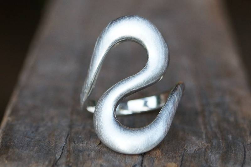 Ausgefallener Sehr Bequemer Großer Ring Geschwungen in "S-Form" Silber Zartmattiert von SchmuckManufakturDE