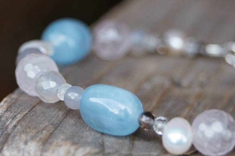 Edelsteinarmband Mit Süßwasserperlen Aquamarin Naturachat Bergkristall Rosenquarz Rauchquarz Silberkarabiner Länge 19cm von SchmuckManufakturDE