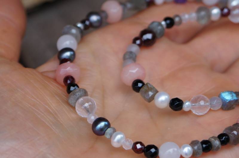 Einzelstück Kette Labradorit Grauachat Süßwasserperlen Amethyst Granat Rosenquarz Karabiner in Silber von SchmuckManufakturDE
