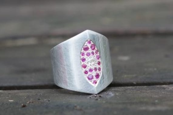 Einzelstück Ring Mit Brillant Und Rubinen von SchmuckManufakturDE