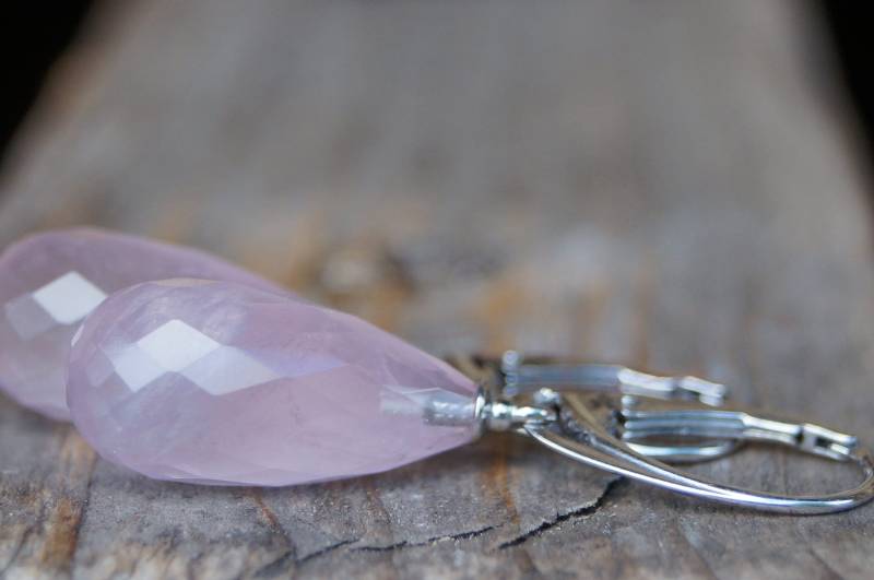 Etwas Besonderes Wunderschöne Ohrhänger Silber Rhodiniert Rosenquarz Facettierte Tropfen von SchmuckManufakturDE