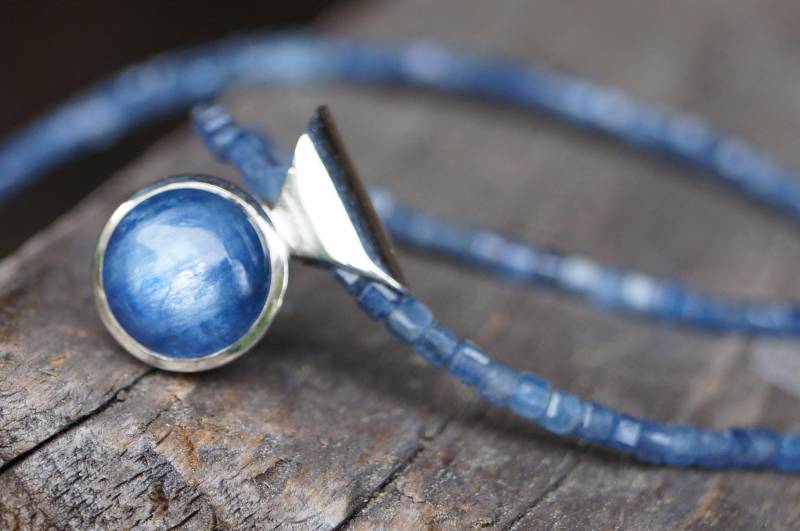 Geheimnisvoll Schöner Disthen-Anhänger An Disthenkette Würfelchen 2, 5x2, 5mm Disthen = Kyanite Cabochon von SchmuckManufakturDE