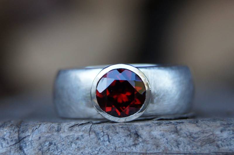 Granatring, Silber 925/ - Gestempelt, Granat Facettiert 7mm, Ringweite 54, Mattiert Und Glänzend Poliert Granatring, Silber 925/ - Gestempelt, Granat Facettiert 7mm, Ringweite 54, Mattiert Und Glänzend Poliert von SchmuckManufakturDE