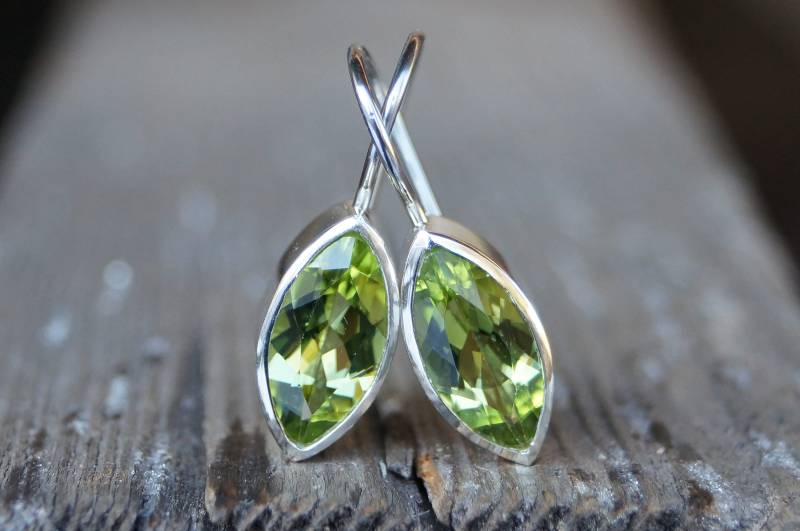 Hängeohrringe, Silber 925/-, Peridot-Navette 12x6mm, Länge Mit Bügel 23, 5M Breite 7, 4Breit Fassung, Glänzend Poliert Hängeohrringe, Silber 925/-, Peridot-Navette 12x6mm, Länge Mit Bügel 23, 5M Breite 7, 4Breit Fassung, Glänzend Poliert von SchmuckManufakturDE