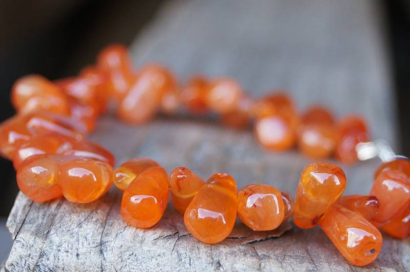 Karneole Armband Orange Tropfen Außerhalb Der Mitte Gebohrt Mit Silberkarabiner von SchmuckManufakturDE