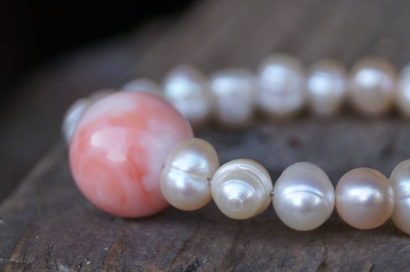 Kette Süßwasserperlen Rosé Mit Einer Elfenhautkorallen-Kugel von SchmuckManufakturDE