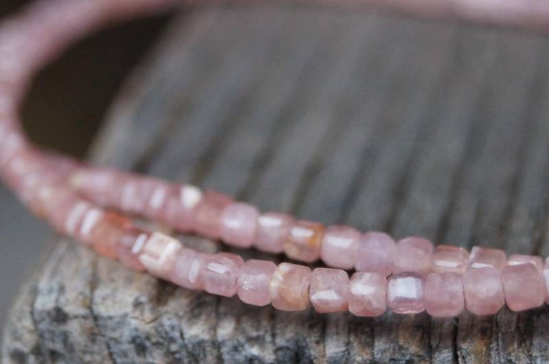 Rhodochrosit-Kette, Einzelne Würfelchen Facettiert 2x2mm Ein Traum in Zartem Lachsrosa von SchmuckManufakturDE