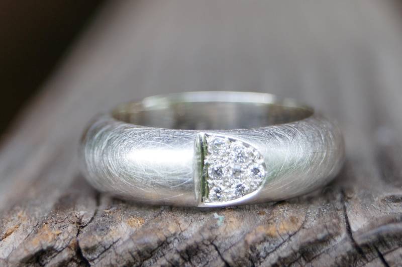 Ring Halbrund Bombiert 7 Brillanten Silber 925/ - Gestempelt Ringweite 54 Zart Matt Ring Halbrund Bombiert 7 Brillanten Silber 925/ - Gestempelt Ringweite 54 Zart Matt von SchmuckManufakturDE