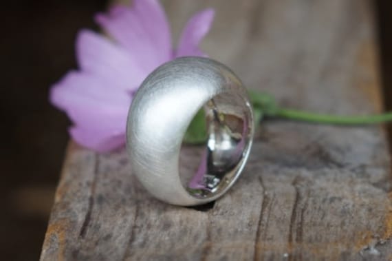 Ring Kugelig Gewölbter Zart Matt von SchmuckManufakturDE