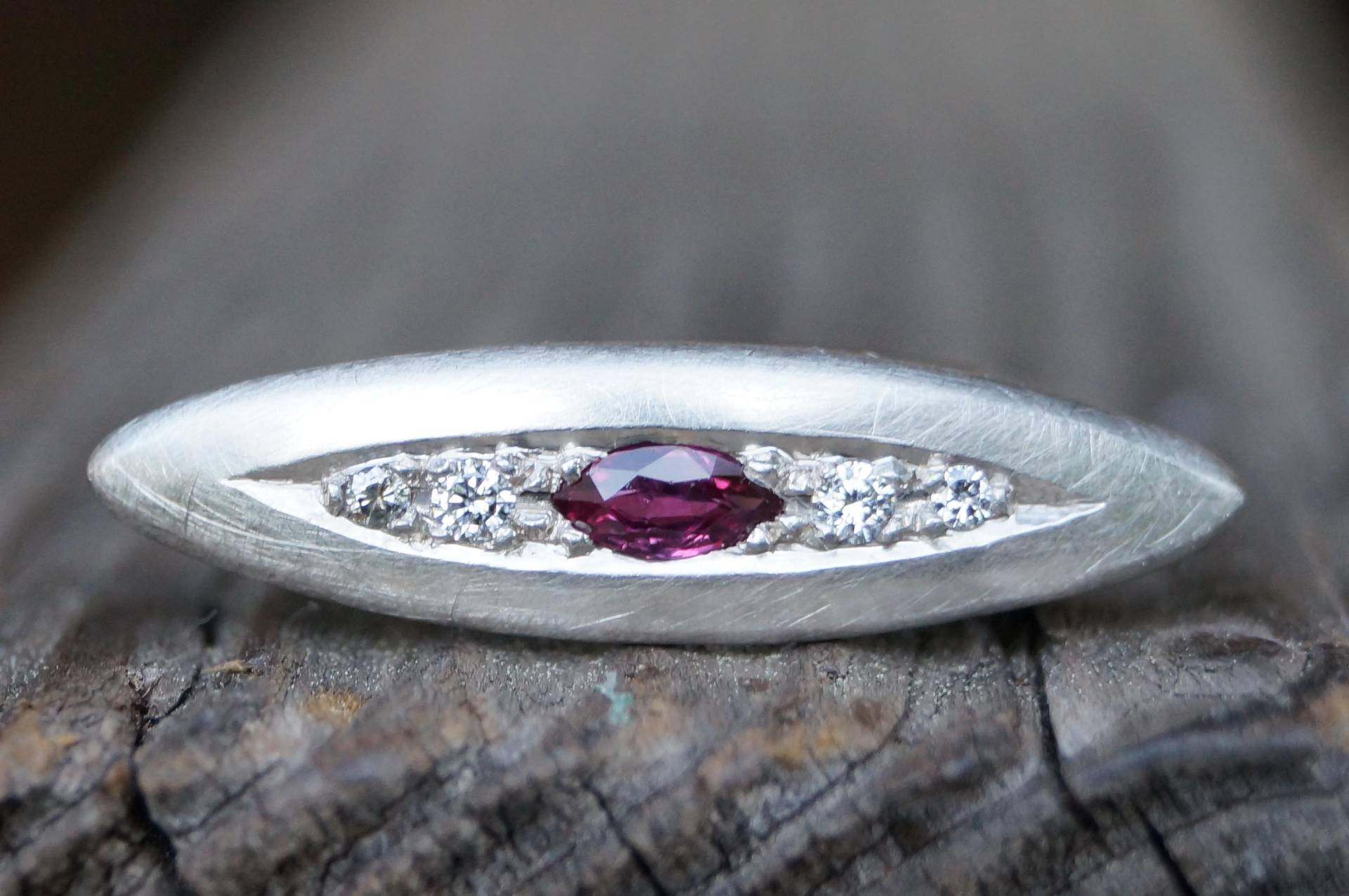 Ring Schiffchen Silber Rubin Brillanten von SchmuckManufakturDE