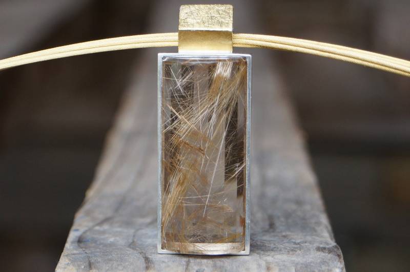 Rutilquarz Anhänger Silber Und Feingold Einzelstück An Mehrreihigem Edelstahlseilcollier Vergoldet Länge 42cm Clipschloß von SchmuckManufakturDE