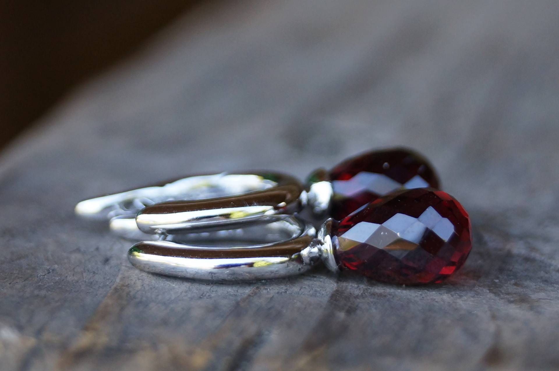 Sehr Fein Ohrhänger Silber, Granate Tropfen 9x6mm Glitzernd Facettiert. Rarität von SchmuckManufakturDE