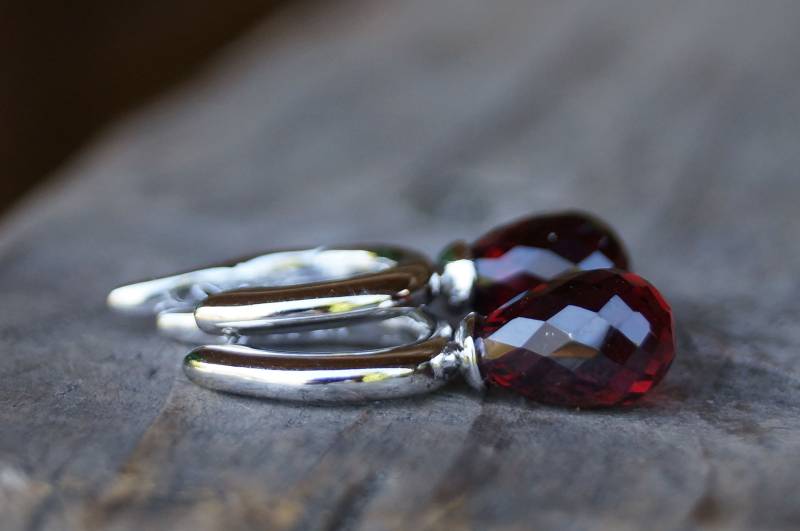 Sehr Fein Ohrhänger Silber, Granate Tropfen 9x6mm Glitzernd Facettiert. Rarität Sehr Fein Ohrhänger Silber, Granate Tropfen 9x6mm Glitzernd Facettiert. Rarität von SchmuckManufakturDE