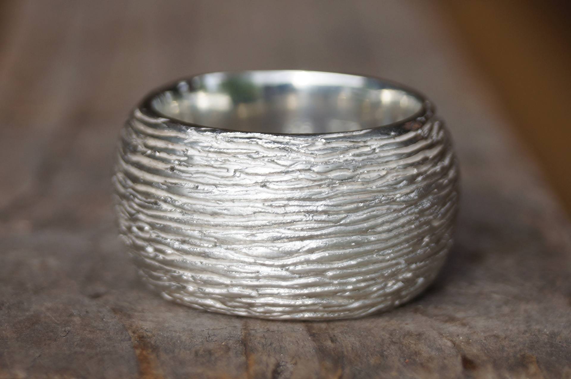 Toller Breiter Schön Gewölbter Bandring Mit Außergewöhnlicher Struktur Erinnert An Baumrinde von SchmuckManufakturDE