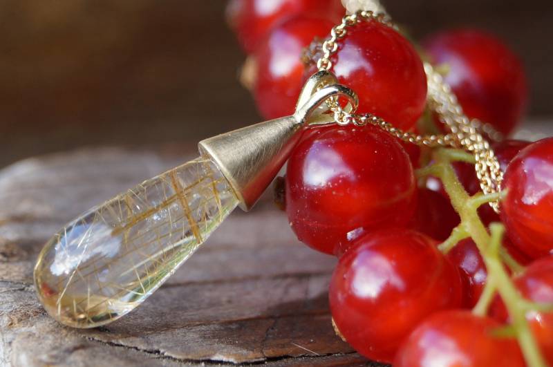 Traumhaft Rutilquarz-Tropfen-Anhänger Gelbgold 750/ - An Gelbgoldkette von SchmuckManufakturDE