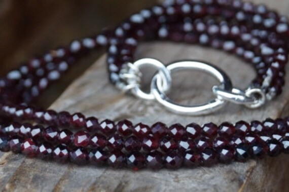 Umwerfend Schöne Kette Granat Kugeln 4mm Facettiert Und Diamond Polish 3-Reihig von SchmuckManufakturDE