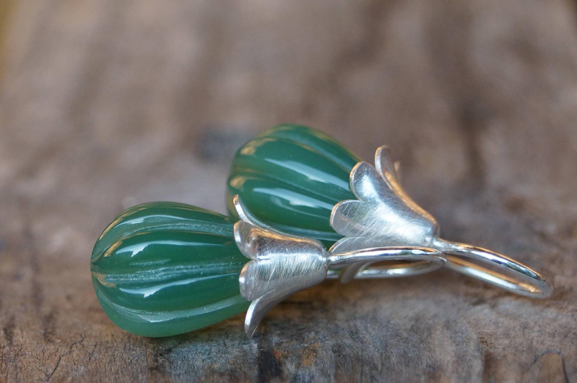 Wunderschöne Ausgefallene Ohrhänger Silber Grünachat-Tropfen Glatt Poliert Und Graviert 15x10mm Oberteile Tulpen Mattiert von SchmuckManufakturDE