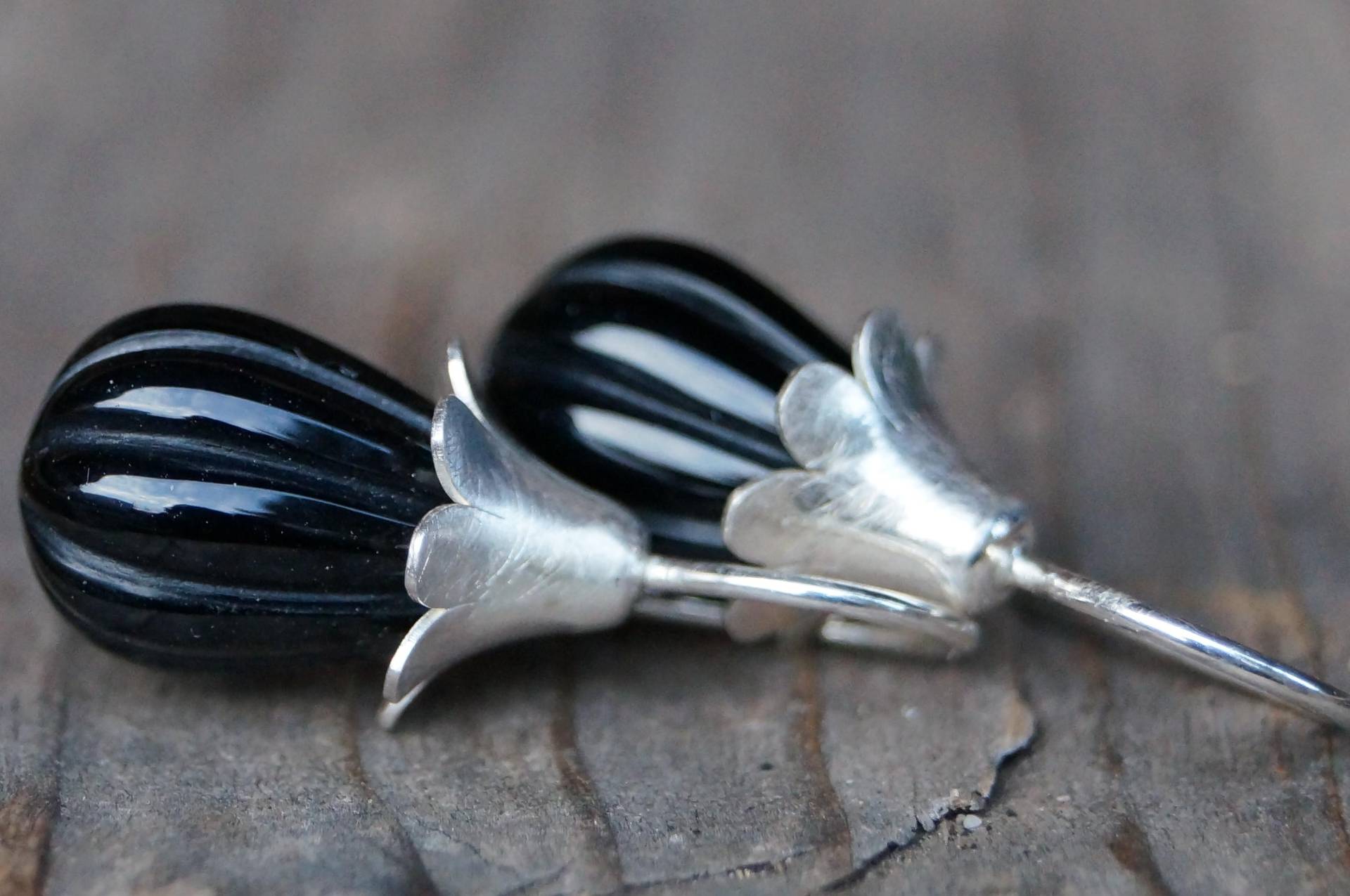 Wunderschöne Ausgefallene Ohrhänger Silber Onyx-Tropfen Glatt Poliert Und Graviert 15x10mm Oberteile Tulpen Mattiert von SchmuckManufakturDE