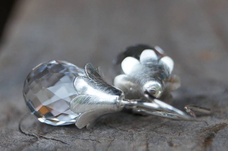 Wunderschöne Ausgefallene Ohrhänger Silber Zart Mattiert, Bergkristall-Tropfen Glitzernd Facettiert 15x10mm von SchmuckManufakturDE